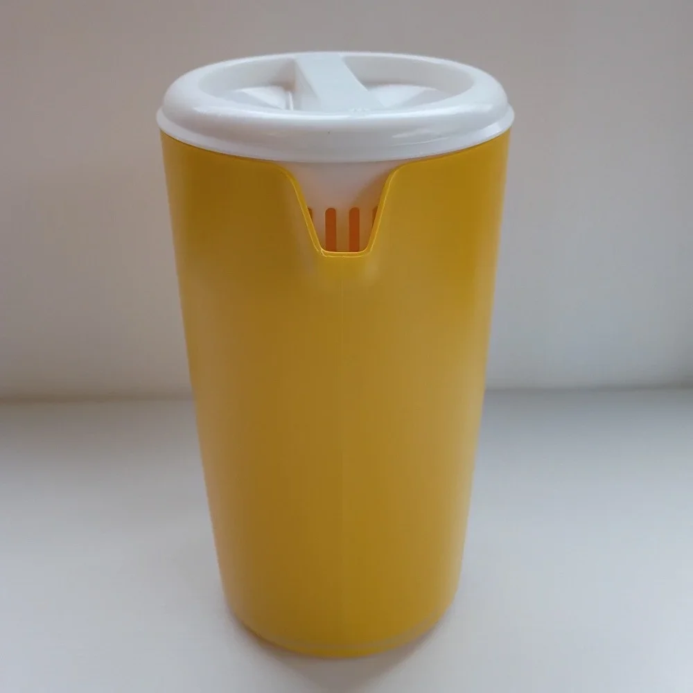 Vintage Rubbermaid 2445 Yellow 2 1/4 Quart Pitcher w/ Slotted White Lid